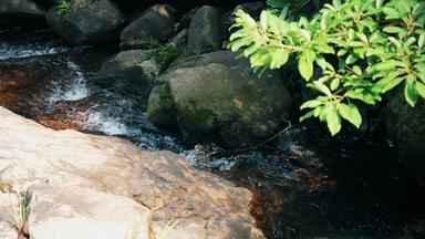 石头流水溪流4K